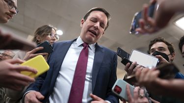 El senador Chris Murphy, demócrata por Connecticut y principal negociador de los demócratas en el diálogo sobre seguridad fronteriza, habla con la prensa el jueves 25 de enero de 2024, en el Capitolio en Washington. (AP Foto/J. Scott Applewhite)