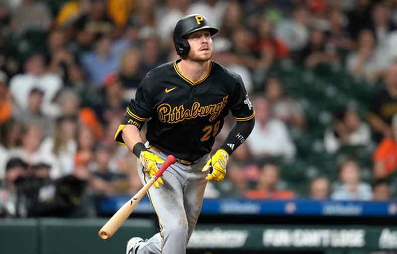 Ryan OHearn, de los Piratas de Pittsburgh, conecta un jonrón de dos carreras ante los Astros de Houston el jueves 4 de junio de 2026 (AP Foto/Karen Warren)