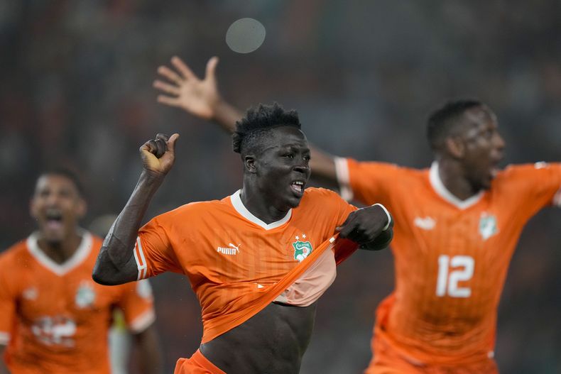 Oumar Diakite de Costa de Marfil celebra con sus compañeros la victoria en cuartos de final ante Mali en la Copa Africana de Naciones en Bouaké el sábado 3 de febrero del 2024. (AP Foto/Sunday Alamba)