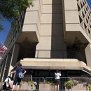 ARCHIVO - Varias personas toman fotos de la sede del FBI en Washington, el 13 de agosto de 2022. Un juez federal de Washington está sopesando si declarar en desacato a Catherine Herridge, una periodista veterana que se ha negado a identificar sus fuentes para historias sobre una científica china que fue investigada por el FBI pero nunca fue acusada. (AP Foto/Jose Luis Magana, Archivo)