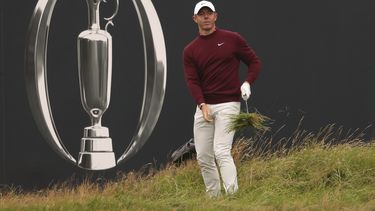 Rory McIlroy el green del 18vo hoyo durante una práctica previo al Abierto Británico, el martes 18 de julio de 2023, en Hoylake, Inglaterra. (AP Foto/Peter Morrison)