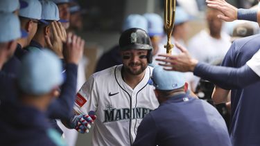 Cal Raleigh, de los Marineros de Seattle, celebra en la cueva luego de batear un jonrón de dos carreras ante los PIratas de Pittsburgh, el viernes 4 de julio de 2025 (AP Foto/Ryan Sun)