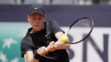 El italiano Jannik Sinner regresa una bola en el encuentro ante el australiano Thanasi Kokkinakis en el duelo del Abierto de Italia el viernes 12 de mayo del 2023. (AP Foto/Andrew Medichini)