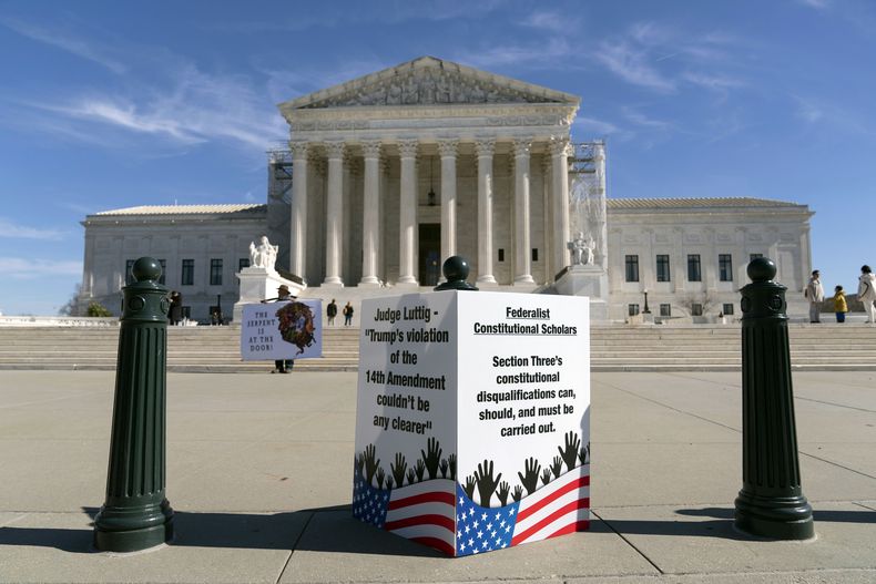 Unas personas protestas afuera de la Corte Suprema de Estados Unidos, el miércoles 7 de febrero de 2024, en Washington. (AP Foto/Jose Luis Magana)