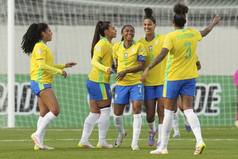 Kerolin (centro), de la selección de Brasil, festeja con sus compañeras tras anotar el quinto tanto ante Bolivia en un duelo de la Copa América Femenina, el miércoles 16 de julio de 2025 (AP Foto/Dolores Ochoa)