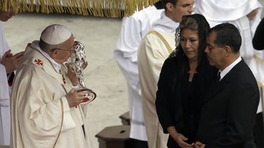americateve | El papa Francisco besa las reliquias de Juan Pablo II que le fueron entregadas por la costarricense Floribeth Mora, (derecha), una mujer que sufr&iacute;a un aneurisma cerebral que presuntamente se cur&oacute; luego de que ella le rezara a Juan Pablo, dur