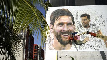 El artista Maximiliano Bagnasco pinta un mural de Lionel Messi el lunes 10 de julio de 2023, en el vecindario Wynwood de Miami (AP Foto/Lynne Sladky)