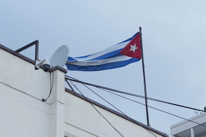 Una bandera cubana ondea sobre la Embajada de Cuba en Quito, Ecuador, el miércoles 4 de marzo de 2026. (Foto AP/Dolores Ochoa)