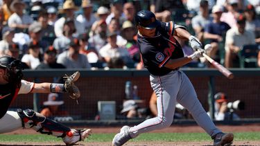 Hao-Yu Lee, derecha, de los Tigres de Detroit, conecta un sencillo productor frente a Drew Cavanaugh, izquierda, receptor de los Gigantes de San Francisco, durante la 10ma entrada del juego de béisbol de Grandes Ligas, el domingo 9 de agosto de 2026, en San Francisco. (AP Foto/Jed Jacobsohn)