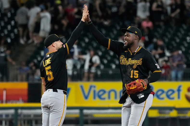 Brandon Lowe y el dominicano Oneil Cruz, de los Piratas de Pittsburgh, festejan la victoria sobre los Medias Blancas de Chicago, el martes 8 de septiembre de 2026 (AP Foto/Nam Y. Huh)