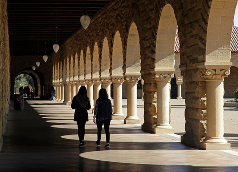 ARCHIVO – Varios estudiantes caminan por el campus de la Universidad de Stanford, el 14 de marzo de 2019, en Santa Clara, California. (AP Foto/Ben Margot, Archivo)