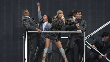 Taylor Swift canta en el estadio de Wembley, parte de su gira Eras Tour, el viernes 21 de junio de 2024 en Londres. (Foto de Scott A Garfitt/Invision/AP)