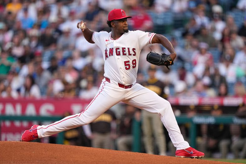 El lanzador de los Angelinos de Los Ángeles, José Soriano, lanza hacia el plato durante la primera entrada de un partido de béisbol contra los Padres de San Diego, el viernes 17 de abril de 2026, en Anaheim, California. (AP Foto/Mark J. Terrill)