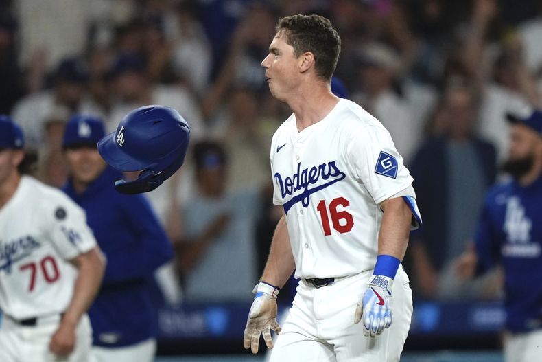 Will Smith, de los Dodgers de Los Ángeles, festeja luego de conectar el jonrón decisivo en el juego del miércoles 18 de junio de 2025, ante los Padres de San Diego (AP Foto/Mark J. Terrill)