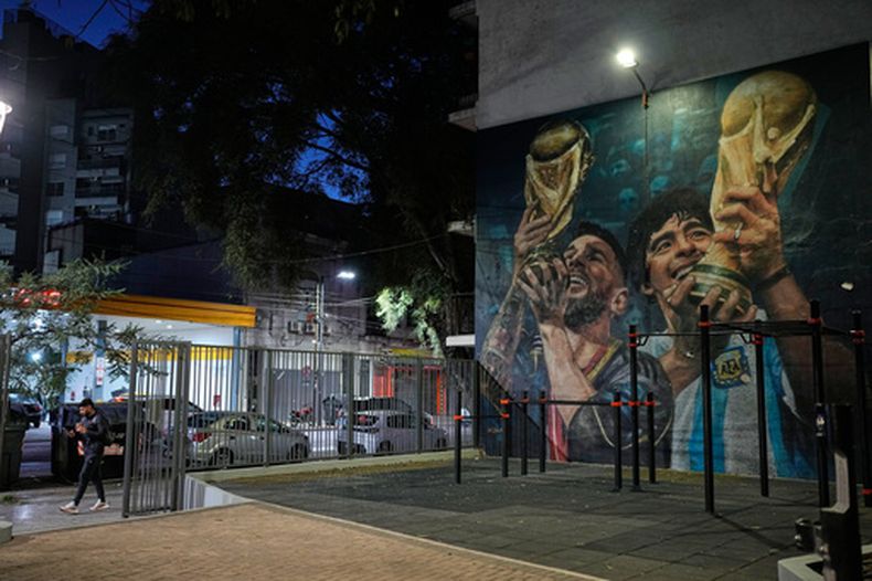 Un mural de los futbolistas argentinos Diego Maradona y Lionel Messi decora una pared en Buenos Aires, Argentina, en la madrugada del jueves 30 de julio de 2026. (Foto AP/Natacha Pisarenko)