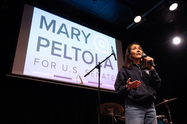 La candidata demócrata para el escaño senatorial por Alaska, Mary Peltola, en Juneau, Alaska, el 29 de octubre del 2026. (AP foto/Chloe Anderson)