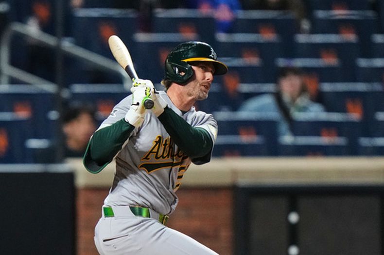 Jeff McNeil, de los Atléticos de Oakland, completa su movimiento tras conectar un doble durante la cuarta entrada de un juego de béisbol contra los Mets de Nueva York, el viernes 10 de abril de 2026, en Nueva York. (Foto AP/Frank Franklin II)