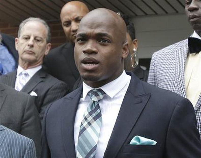 La NFL suspendió sin sueldo al running back Adrian Peterson al menos por el resto de la temporada.