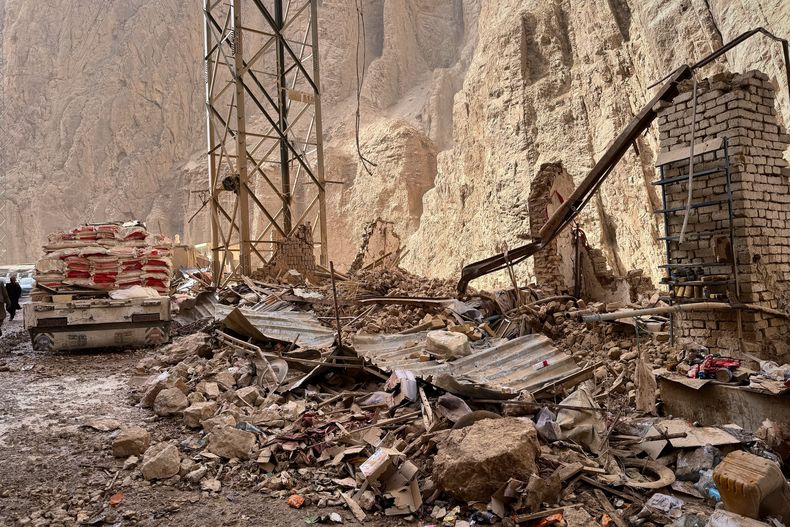 Se observan daños a lo largo de una carretera cerca del lugar donde se produjo un sismo de magnitud 6,3 en una zona rural del distrito de Khulm, en la provincia de Samangan, al norte de Afganistán, el lunes 3 de noviembre de 2025. (Foto AP/Sirat Noori)