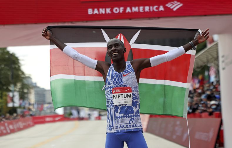 El keniano Kelvin Kiptum festeja su victoria con récord mundial en el Maratón de Chicago, el domingo 8 de octubre de 2023. (Eileen T. Meslar/Chicago Tribune vía AP)