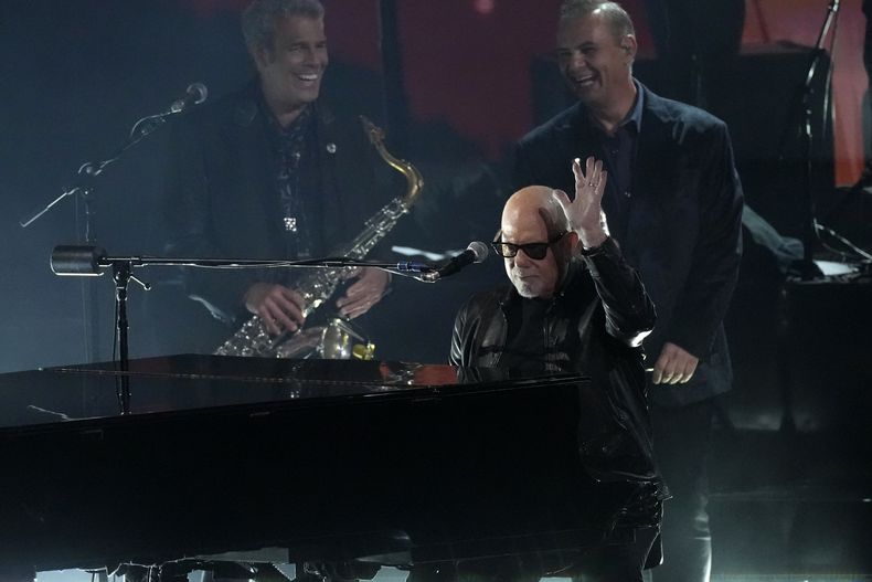 Billy Joel interpreta You May Be Right en la 66a entrega anual de los Premios Grammy el domingo 4 de febrero de 2024 en Los Ángeles. (Foto AP/Chris Pizzello)
