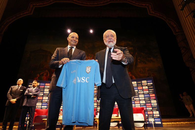 El nuevo entrenador del Napoli Massimiliano Allegri sostiene la camiseta del equipo junto al presidente del club Aurelio De Laurentiis en su conferencia de prensa el martes 14 de julio del 2026. (Alessandro Garofalo/LaPresse via AP)