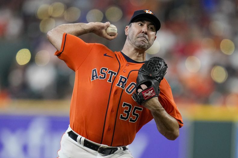 Justin Verlander, abridor de los Astros de Houston, hace un lanzamiento en el duelo del viernes 11 de agosto de 2023, ante los Angelinos de Los Ángeles (AP Foto/Eric Christian Smith)