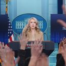 La secretaria de prensa de la Casa Blanca, Karoline Leavitt, habla durante una rueda de prensa en la Casa Blanca, en Washington, el lunes 1 de diciembre de 2025. (AP Foto/Evan Vucci)