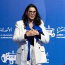La ministra marroquí Fatima Ezzahra El Mansouri, alcaldesa de Marrakech, participa en un acto electoral del Partido Autenticidad y Modernidad antes de las elecciones legislativas, en Tánger, Marruecos, el 16 de septiembre de 2026. (AP Foto/Mosaab Elshamy)