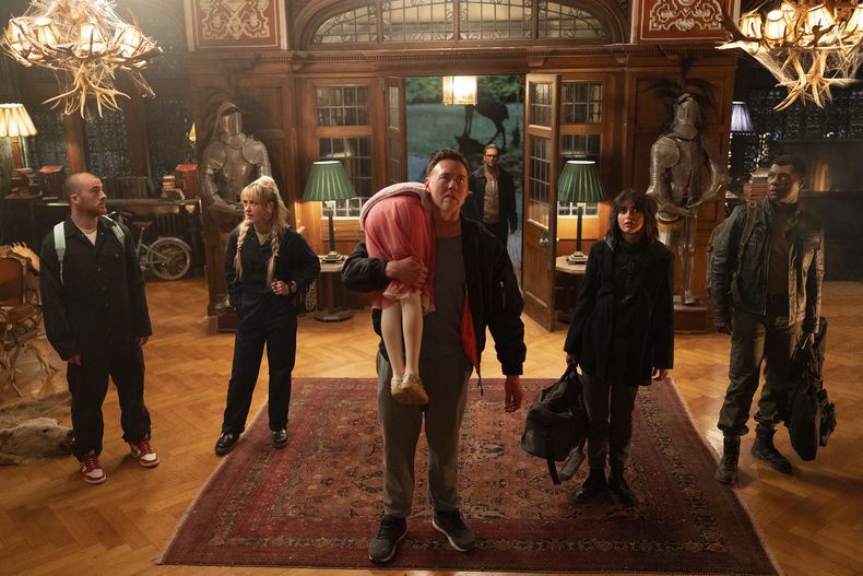 En esta imagen proporcionada por Universal Pictures, Angus Cloud, Kathryn Newton, Alisha Weir, Kevin Durand, Dan Stevens, Melissa Barrera y William Catlett en una escena de Abigail. (Bernard Walsh/Universal Pictures via AP) in a scene from the film Abigail. (Bernard Walsh/Universal Pictures via AP)