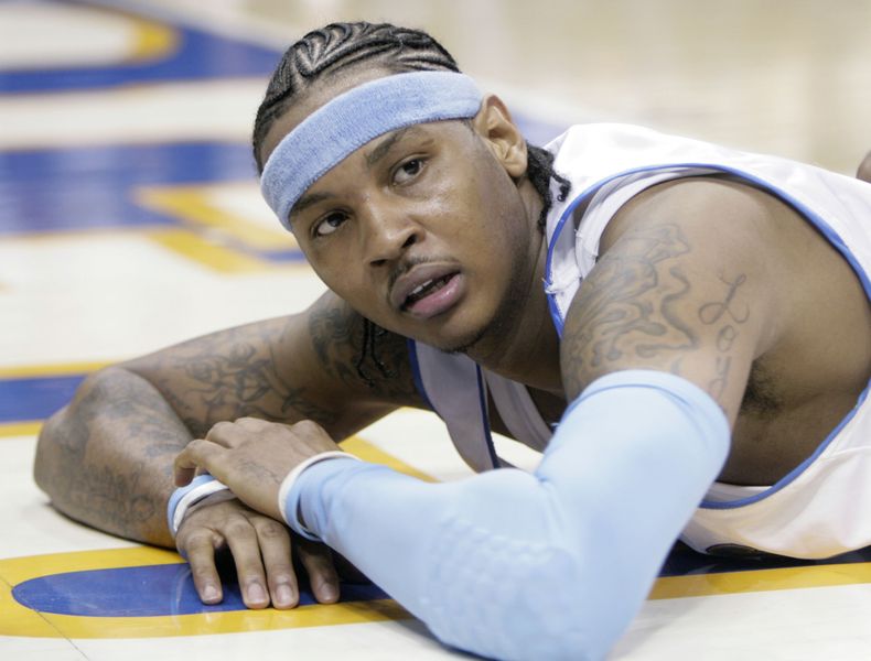 ARCHIVO - Carmelo Anthony de los Nuggets de Denver durante el tercer juego de la serie contra los Spurs de San Antonio en los playoffs de la NBA, el 28 de abril de 2007. (AP Foto/David Zalubowski)