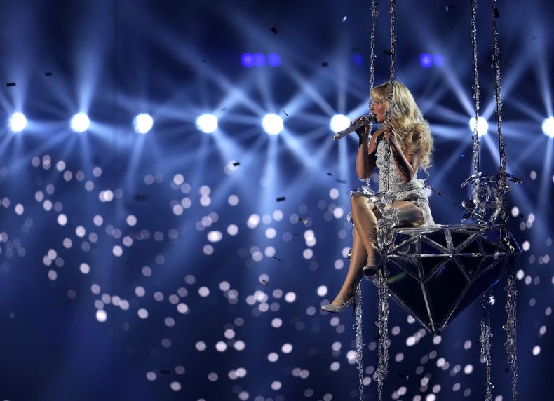 Sabrina Carpenter interpreta Why Please Please en los Premios MTV a los Videos Musicales el miércoles 11 de septiembre de 2024 en el UBS Arena de Elmont, Nueva York. (Foto Charles Sykes/Invision/AP)