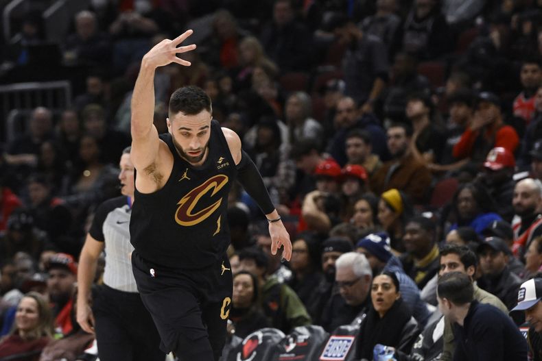 Max Strus, de los Cavaliers de Cleveland, hace una señal luego de atinar un triple en el partido del sábado 23 de diciembre de 2023, ante los Bulls de Chicago (AP Foto/Matt Marton)