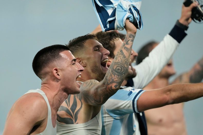 Los jugadores de Racing Club fetejan la victoria sobre Vélez Sarsfield en la vuelta de los cuartos de final de la Copa Libertadores, el martes 23 de septiembre de 2025 (AP Foto/Gustavo Garello)