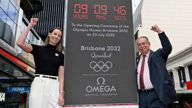 La atleta australiana Emma McKeon (izquierda) y Andrew Liveris, presidente del comité organizador de los Juegos Olímpicos de Brisbane 2032, posan durante la presentación del reloj con la cuenta regresiva a seis años de las justas, el jueves 23 de julio de 2026, en Brisbane, Australia. (Darren England/AAP Image vía AP)