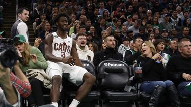 Mitchell y LeVert anotan 41; Cavs ganan a Celtics en alargue