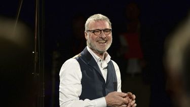 Steve Harley, de la banda Cockney Rebel, durante la grabación de un sencillo benéfico para la Fundación Jo Cox en el Backstage Center en Purfleet, Inglaterra, el 17 de noviembre de 2016. Harley falleció el 17 de marzo de 2024, informó su familia. (Victoria Jones/PA vía AP)