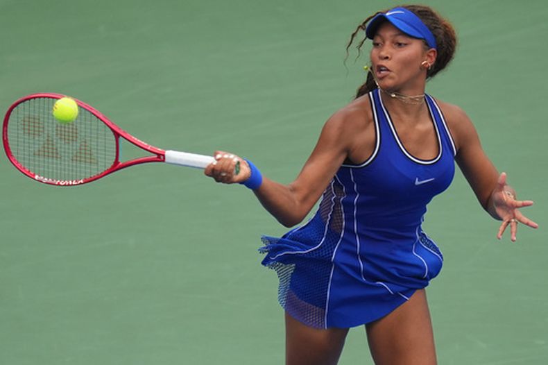 Thea Frodin devuelve ante Elena Rybakina durante la primera ronda del US Open, el martes 1 de septiembre de 2026, en Nueva York. (AP Foto/Kirsty Wigglesworth)