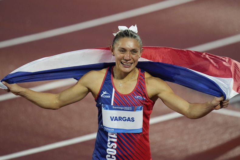 La costarricense Andrea Vargas celebra tras ganar los 400 metros del atletismo de los Juegos Panamericanos en Santiago, Chile, el miércoles 1 de noviembre de 2023. (AP Foto/Fernando Vergara)