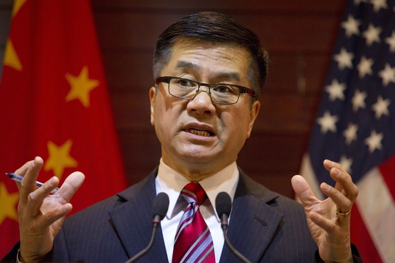 El embajador saliente de Estados Unidos en China, Gary Locke, se despide del cargo en su &uacute;ltima conferencia de prensa en Beijing, China, el jueves 27 de febrero de 2014. Locke fue el primer embajador estadounidense de origen chino ante Beijing. (AP