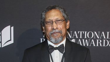 ARCHIVO - El autor Percival Everett asiste a la 75.ª ceremonia de los Premios Nacionales del Libro en Cipriani Wall Street el miércoles 20 de noviembre de 2024, en Nueva York. (Foto Andy Kropa/Invision/AP, archivo)