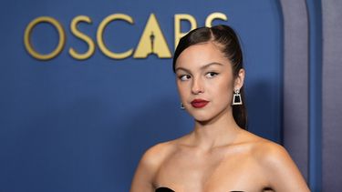 Olivia Rodrigo llega a los Premios de los Gobernadores el martes 9 de enero de 2024 en el Dolby Ballroom en Los Angeles. (Foto AP/Chris Pizzello)