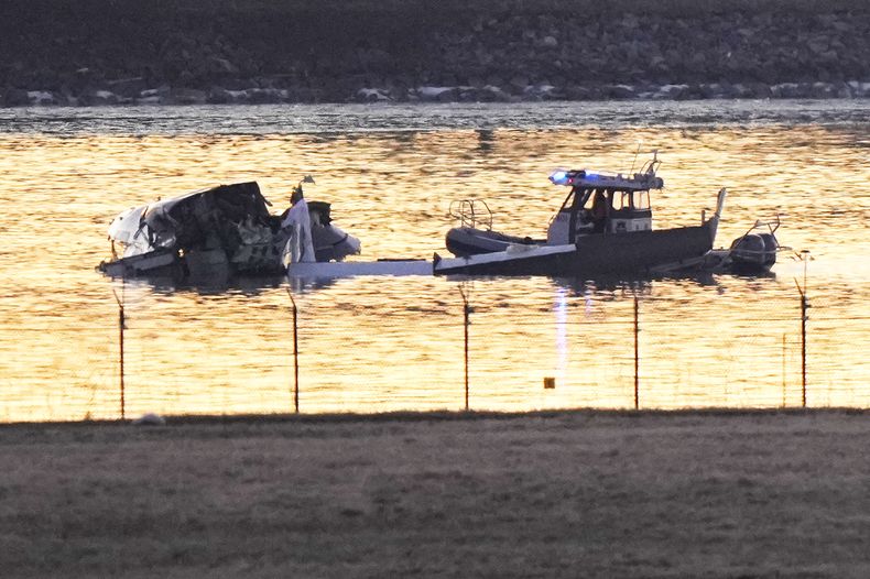 Operaciones de búsqueda y rescate alrededor del lugar del accidente aéreo en el río Potomac desde el Aeropuerto Nacional Ronald Reagan en Washington, la mañana del jueves 30 de enero de 2025, en Arlington, Virginia. (AP Foto/Mark Schiefelbein)