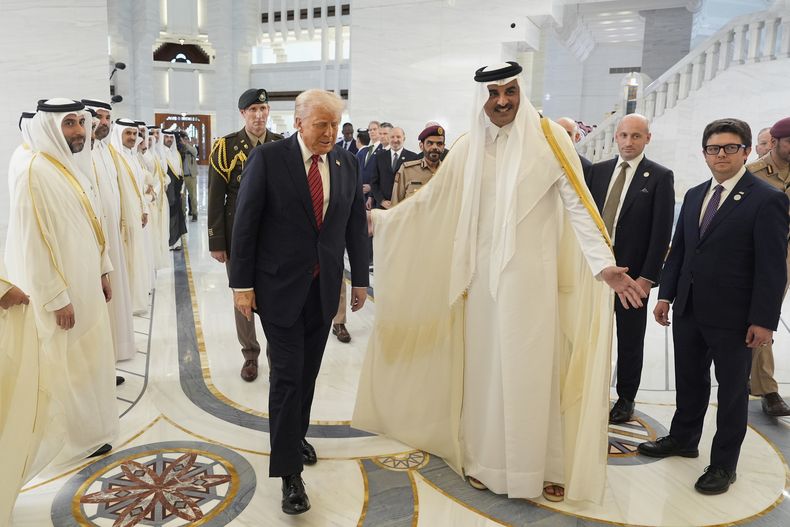 El emir de Qatar, el jeque Tamim bin Hamad Al Thani, recibe al presidente de Estados Unidos, Donald Trump, durante una ceremonia oficial de bienvenida en el Amiri Diwan en Doha, Qatar, el miércoles 14 de mayo de 2025. (AP Foto/Alex Brandon)
