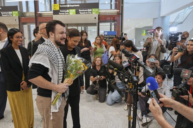 Mahmoud Khalil, segundo de izquierda a derecha, junto a la representante Alexandria Ocasio-Cortez, se prepara para hablar en una conferencia de prensa tras su llegada al Aeropuerto Internacional de Newark, el sábado 21 de junio de 2025, en Newark, Nueva Jersey (AP Foto/Seth Wenig)