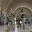 Integrantes de la Guardia Nacional de Luisiana patrullan Union Station, el sábado 30 de agosto de 2025, en Washington. (AP Foto/José Luis Magaña)