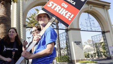 ARCHIVO - Meredith Stiehm, presidenta de la rama oeste del Sindicato de Guionistas de Estados Unidos, durante una protesta frente al estudio de Paramount Pictures, el lunes 8 de mayo de 2023, en Los Ángeles. (Foto AP/Chris Pizzello, archivo)