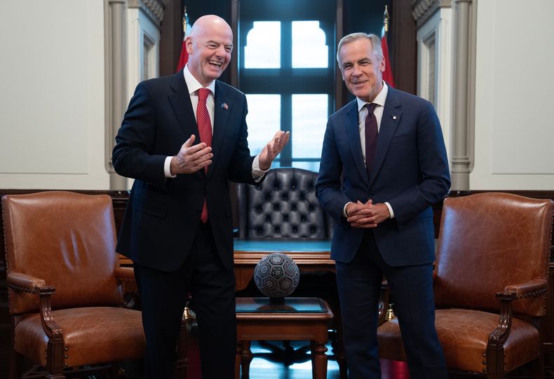 El primer ministro canadiense Mark Carney (derecha) se reúne con el presidente de la FIFA Gianni Infantino en su despacho en Ottawa, Ontario, el viernes 10 de octubre de 2025. (Adrian Wyld/The Canadian Press vía AP)