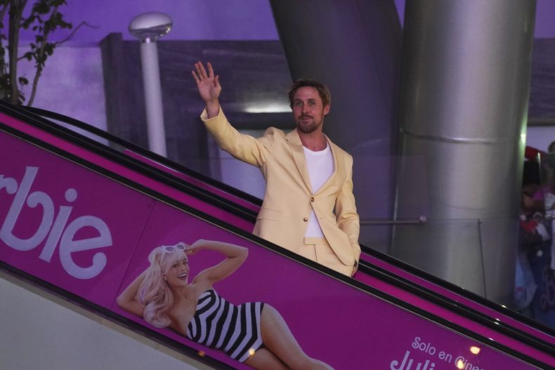 El actor Ryan Gosling desciende en una escalera eléctrica a la alfombra rosa de la película Barbie en la Ciudad de México el jueves 6 de julio de 2023. (Foto AP/Marco Ugarte)