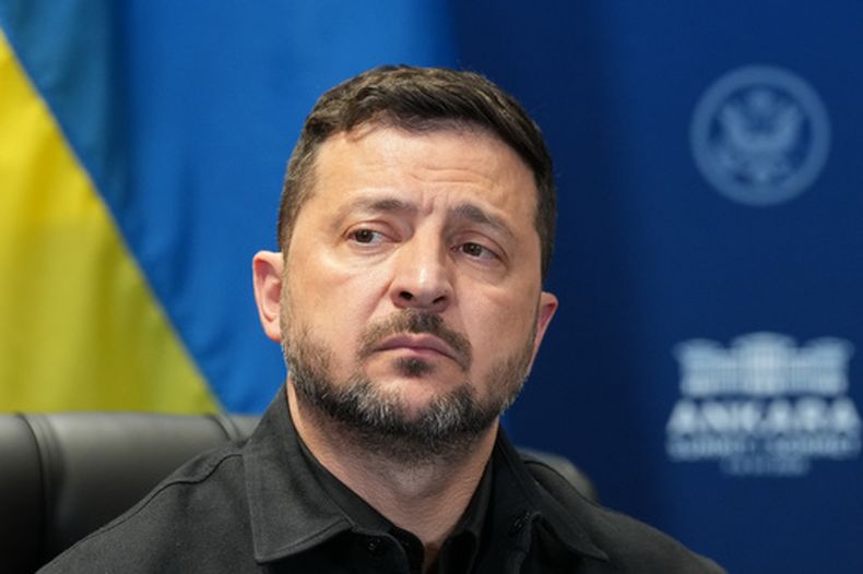 ARCHIVO - El presidente de Ucrania, Volodymyr Zelenskyy, mira durante su reunión con el presidente de Estados Unidos, Donald Trump, en un aparte de la cumbre de la OTAN en Ankara, Turquía, el 8 de julio de 2026. (AP Foto/Alex Brandon, Archivo)